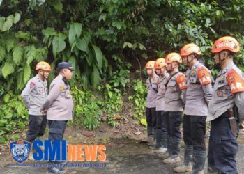 Polres Sumedang Bersama TNI, BPBD dan Warga Lakukan Evakuasi Tanah Longsor di Cipanas Tanjungkerta