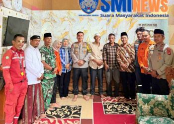 Jum’at Keliling, Kapolres Lebak Pererat Silaturahmi Bersama Warga Desa Kumpay, Tinjau Jalan Tergenang Banjir