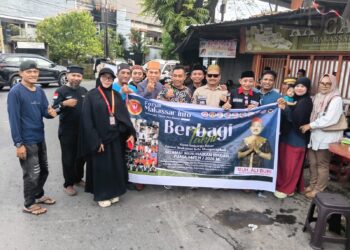 Media Forum Makassar Info Bersama Lurah Rappokalling Berbagi Takjil di Perempatan Jalan Sunu Kota Makassar