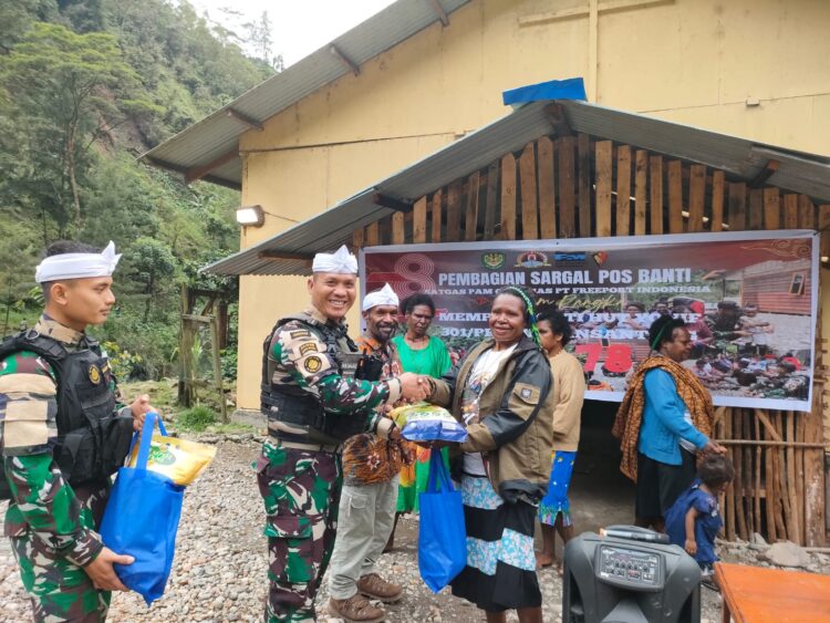 SATGAS YONIF 301/PKS Gelar Bakti Sosial Di Pedalaman Papua Tengah