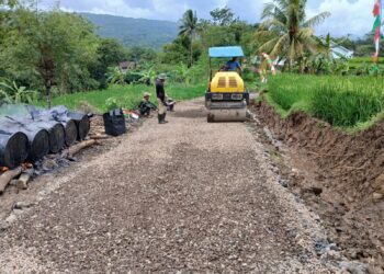 Menuju Hotmix, 280 Meter Jalan Rampung dan 400 Meter Masuk Tahap Pemadatan.