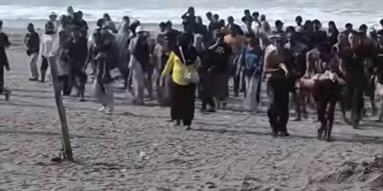 Pengunjung Pantai Cemara Ciwidig Terseret Ombak, Warga Soroti Terkait Pengamanan Pengelola Resmi