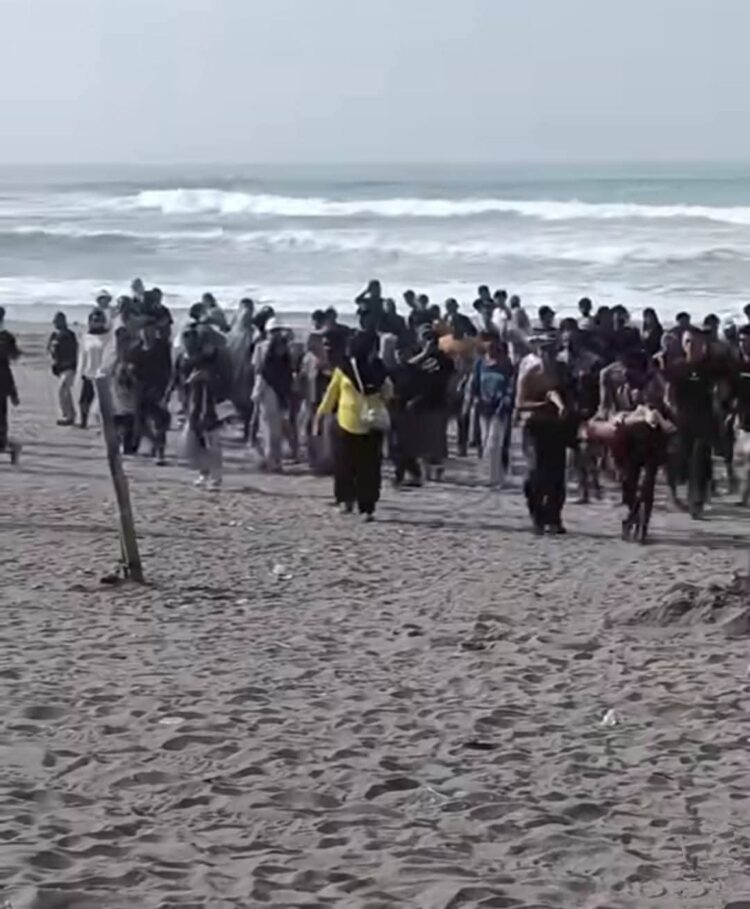  Pengunjung Pantai Cemara Ciwidig Terseret Ombak, Warga Soroti Terkait Pengamanan Pengelola Resmi